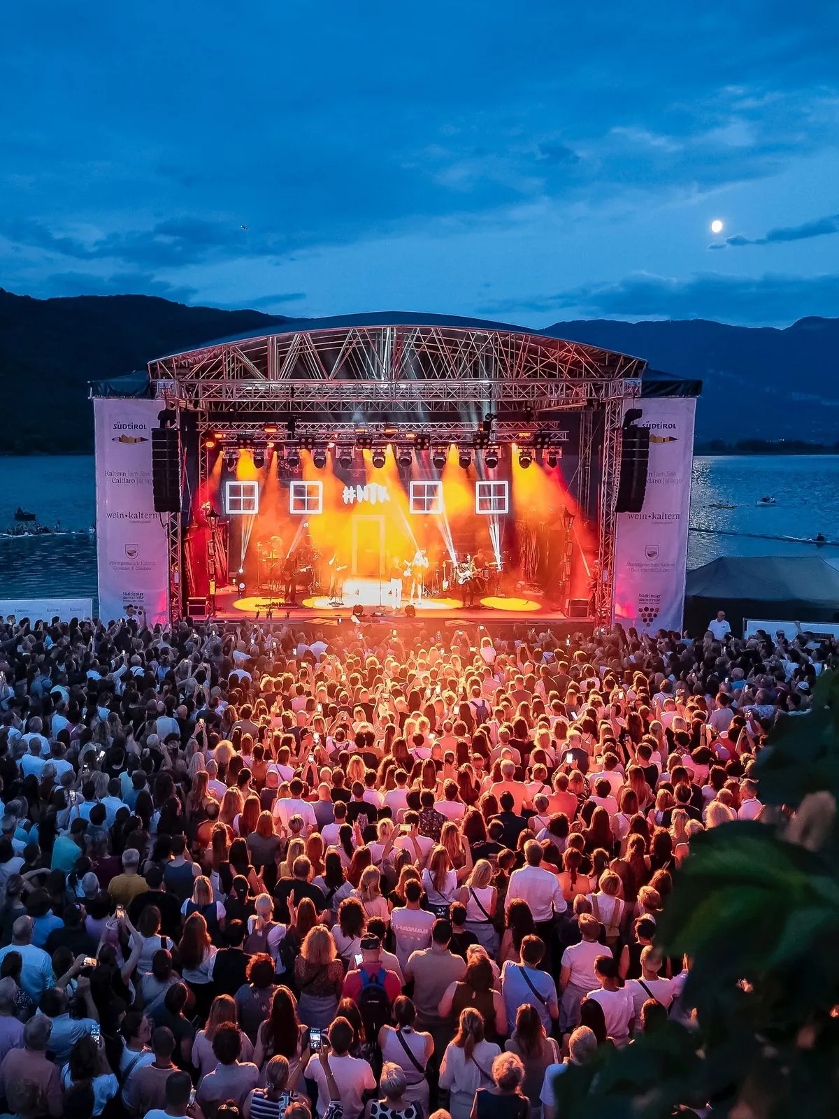 Venue or crowd hero